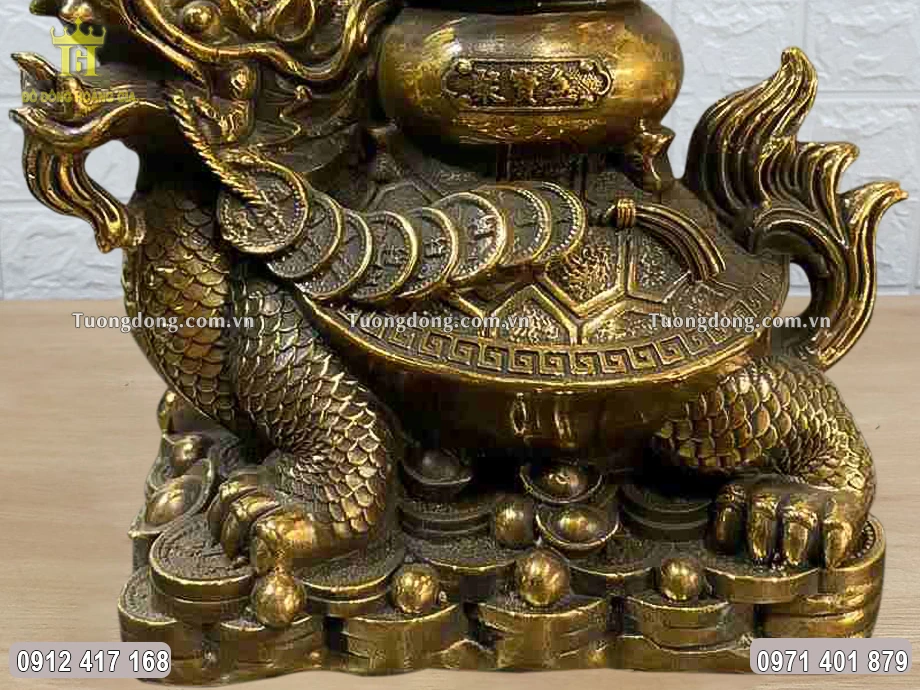 Phần chân đế là những đồng tiền được xếp trồng lên nhau